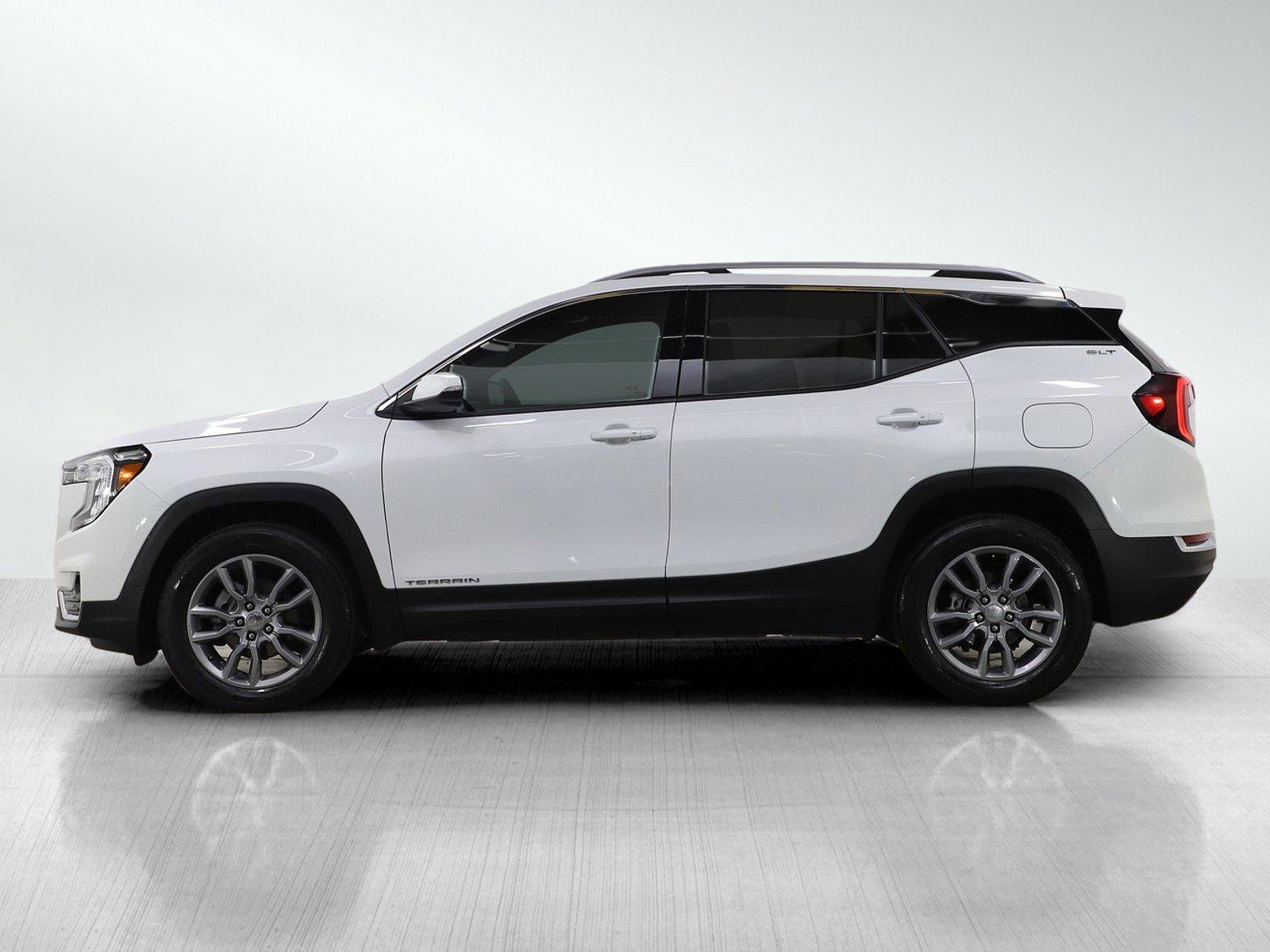 Used 2024 GMC Terrain SLT image 2