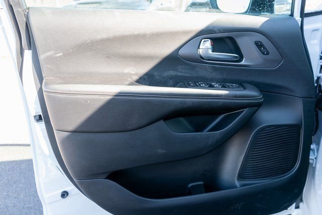 New 2026 Chrysler Pacifica Select image 12