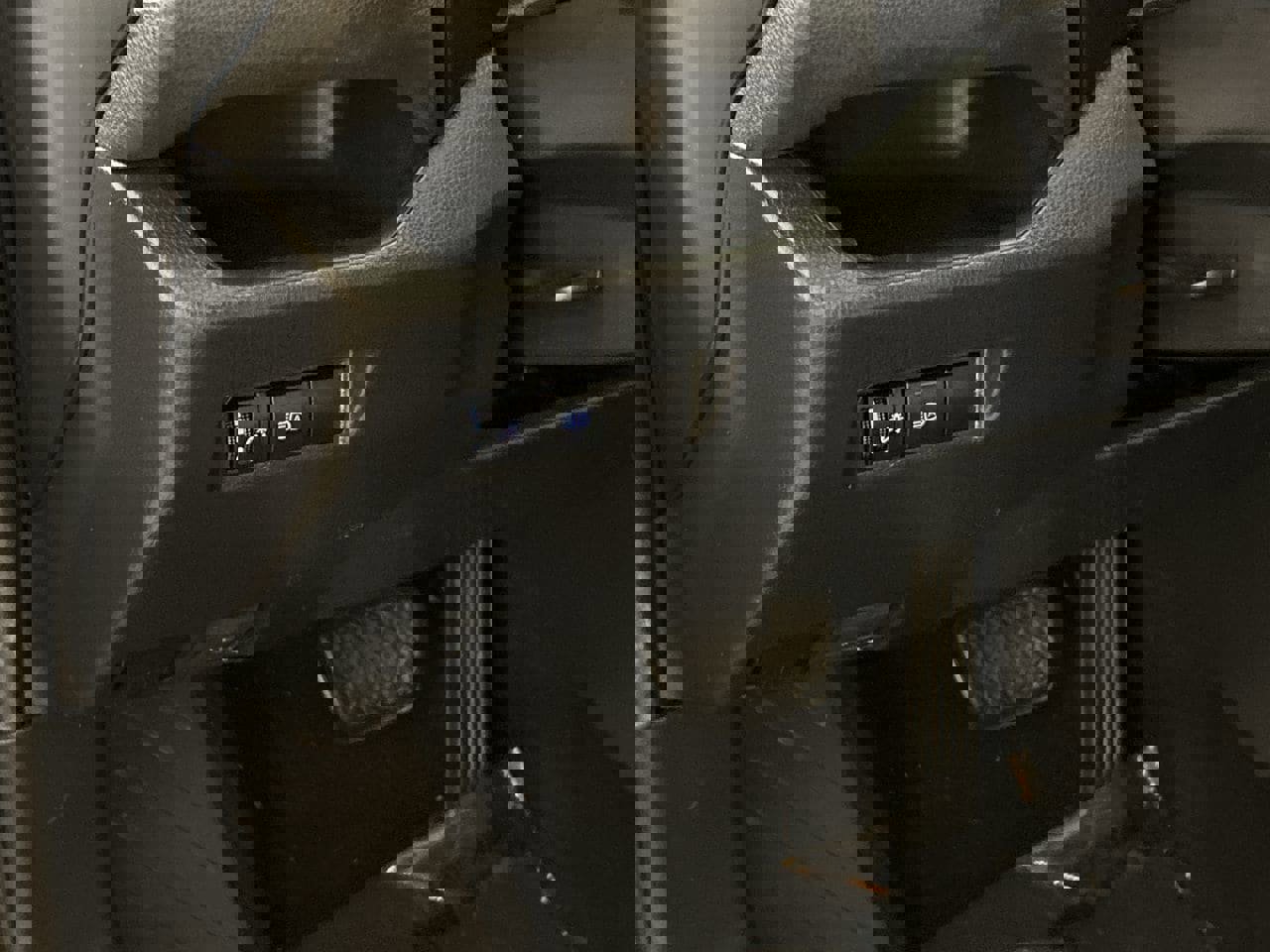 Used 2021 Toyota RAV4 LE image 12