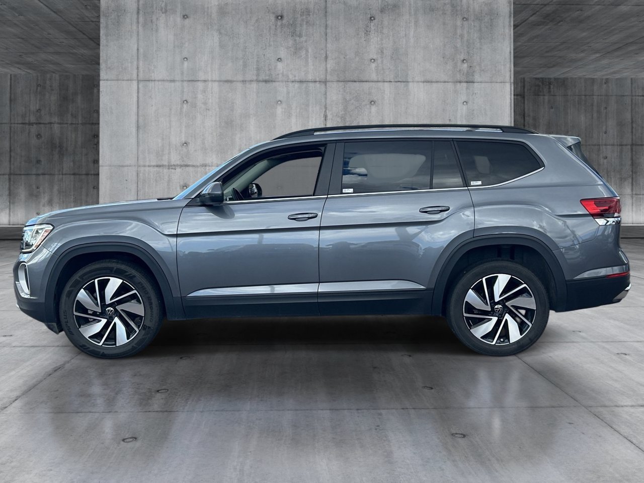 Used 2025 Volkswagen Atlas SE AWD/4WD image 2