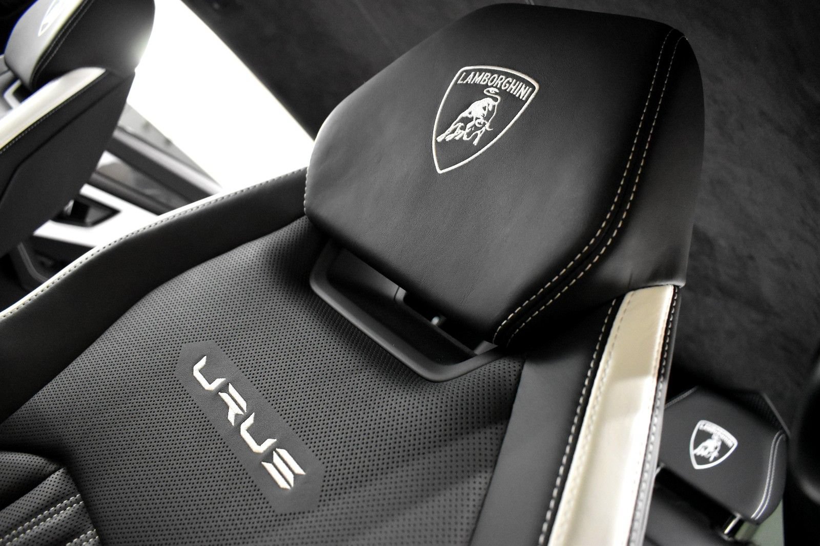 Used 2024 Lamborghini Urus S AWD/4WD image 31