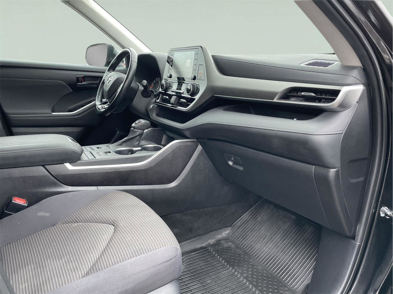 Used 2021 Toyota Highlander LE image 23