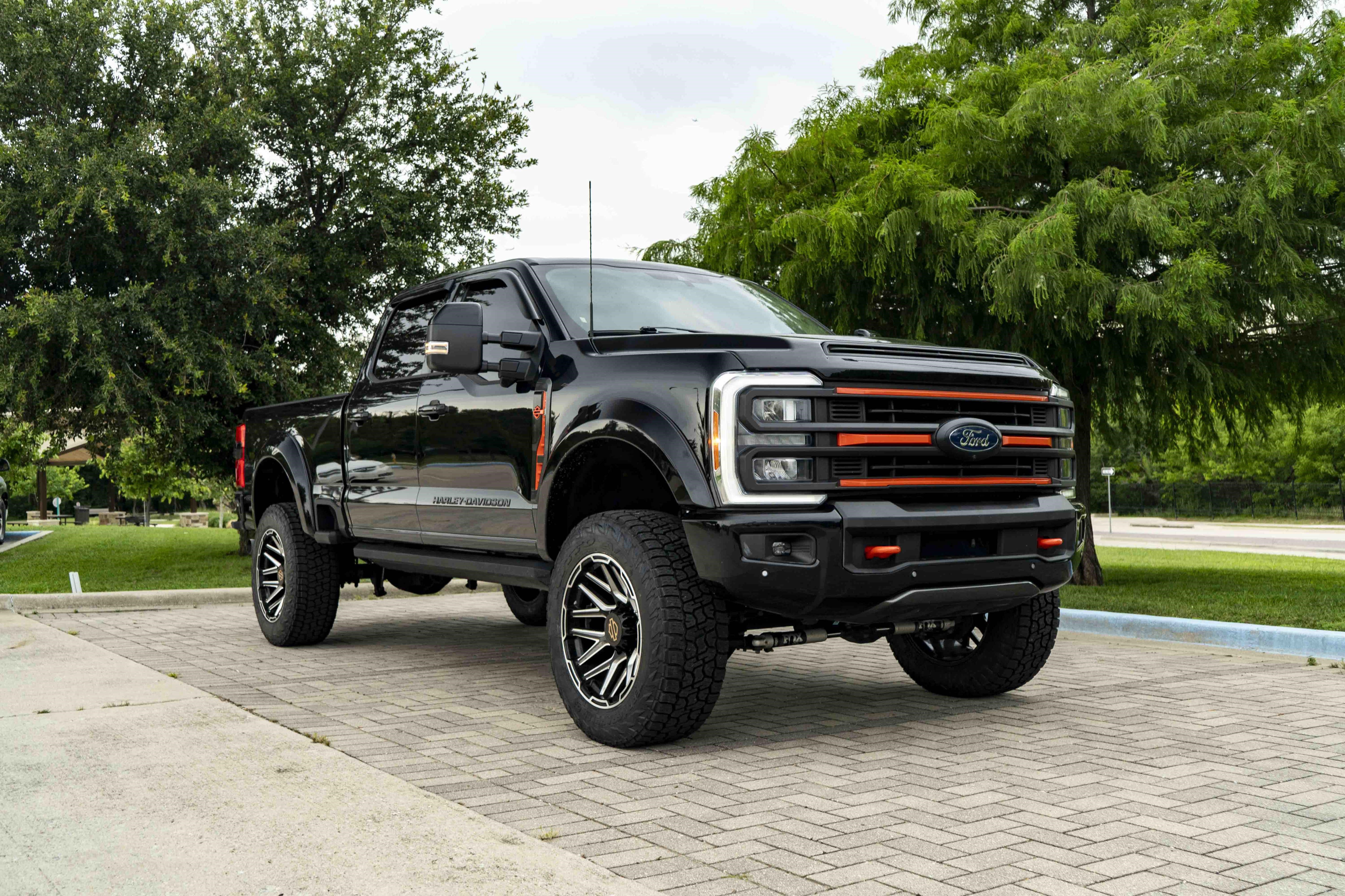 Used 2023 Ford F250 Lariat w/ Lariat Ultimate Package AWD/4WD image 2