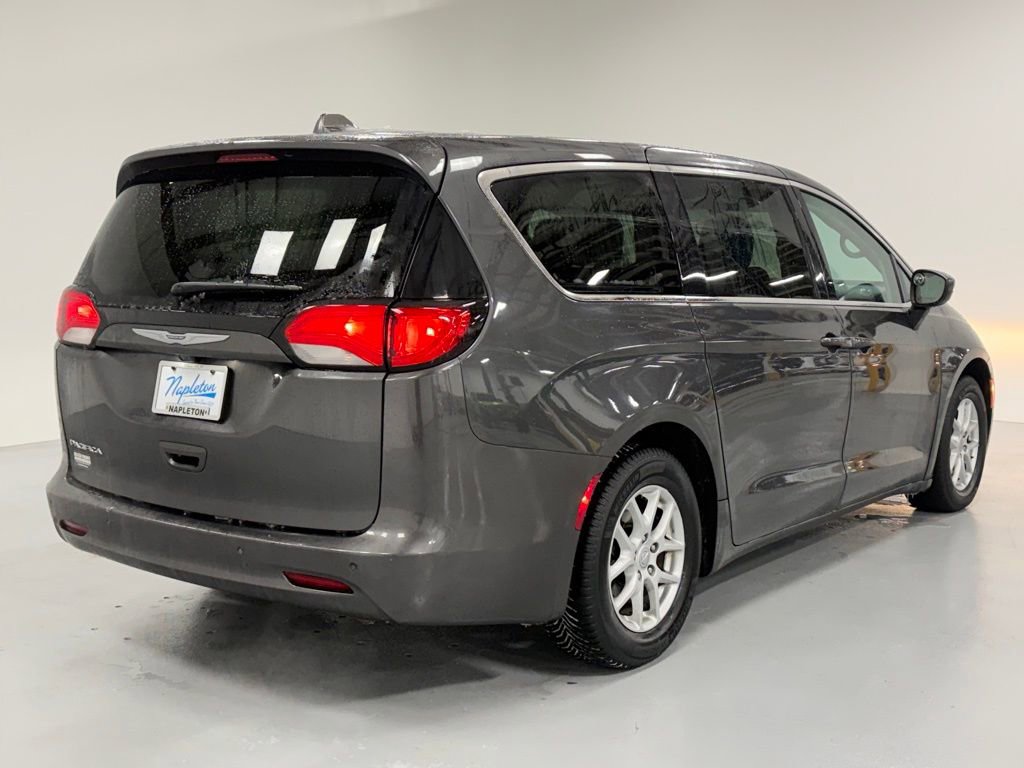 Used 2017 Chrysler Pacifica Touring image 4