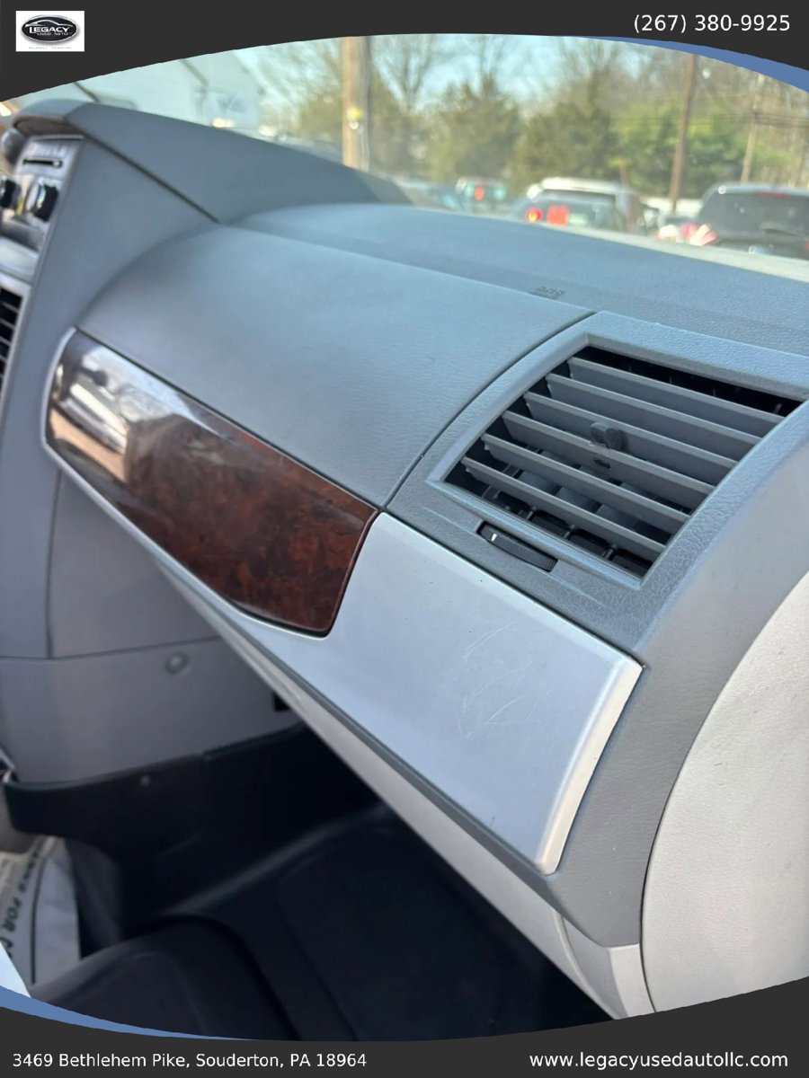 Used 2010 Chrysler Town & Country Touring FWD image 61