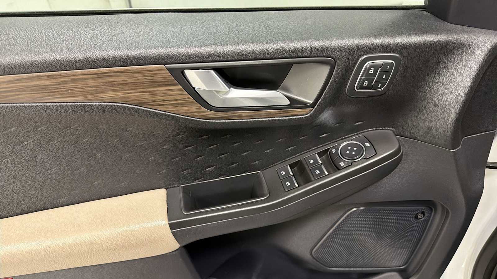 Used 2020 Ford Escape Titanium w/ Titanium Premium Package 2.0 AWD/4WD image 15