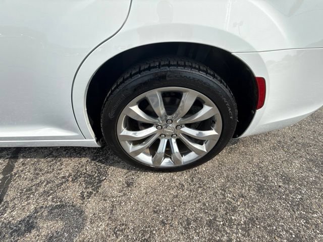 Used 2019 Chrysler 300 Touring w/ Chrome Appearance Package RWD image 12
