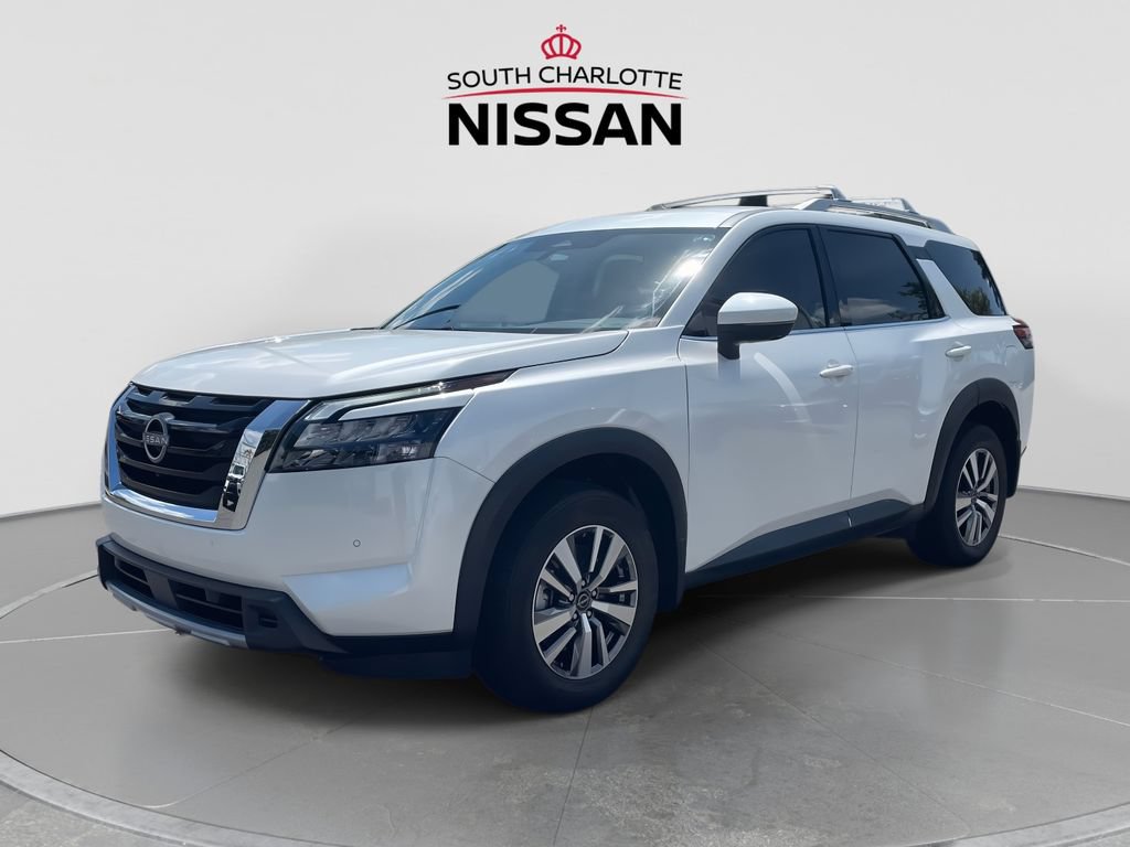 Used 2025 Nissan Pathfinder SL FWD image 3