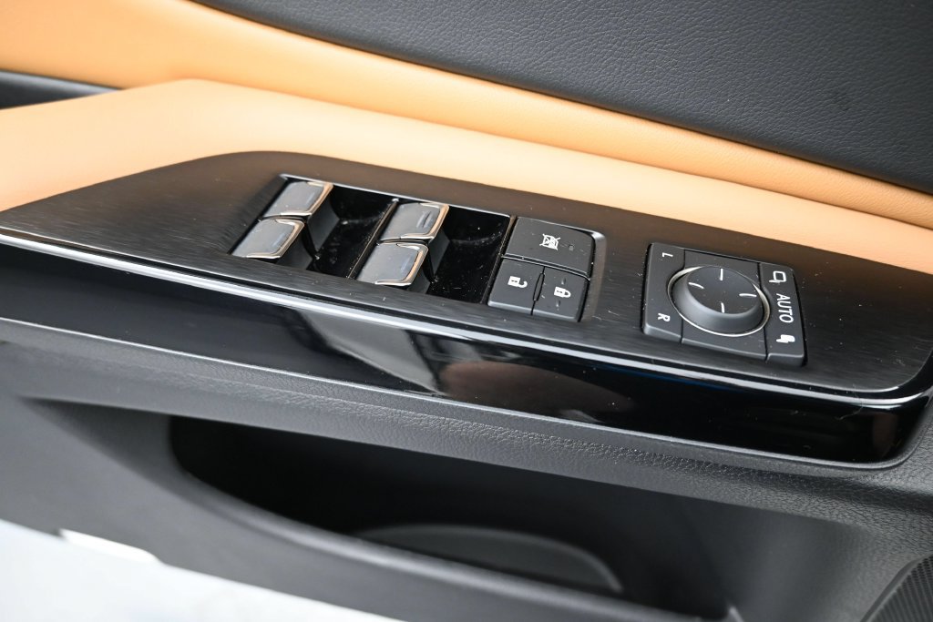 Used 2025 Lexus ES 350 w/ Premium Package FWD image 17