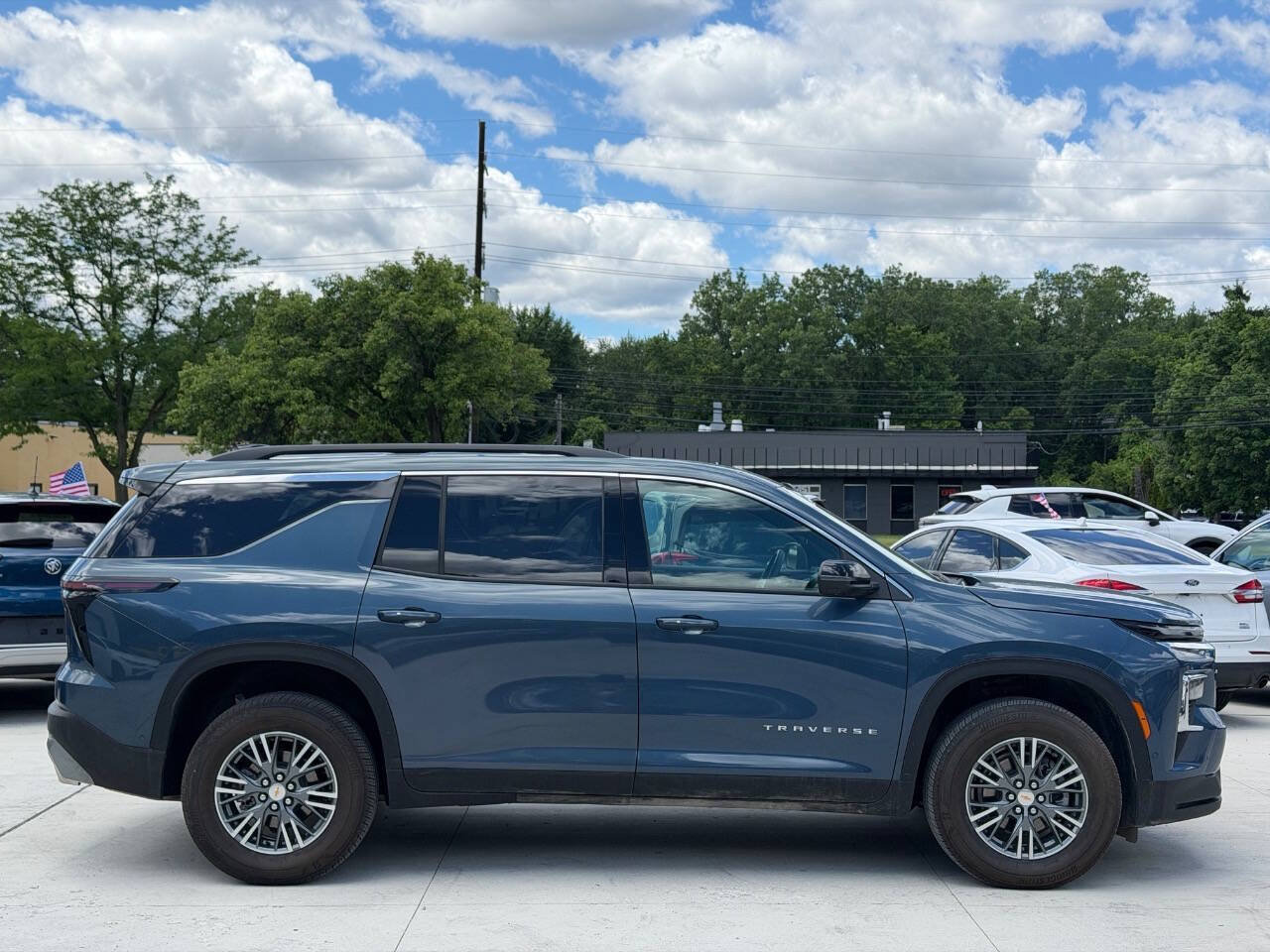 Used 2025 Chevrolet Traverse LT w/ Enhanced Driving Package FWD image 4