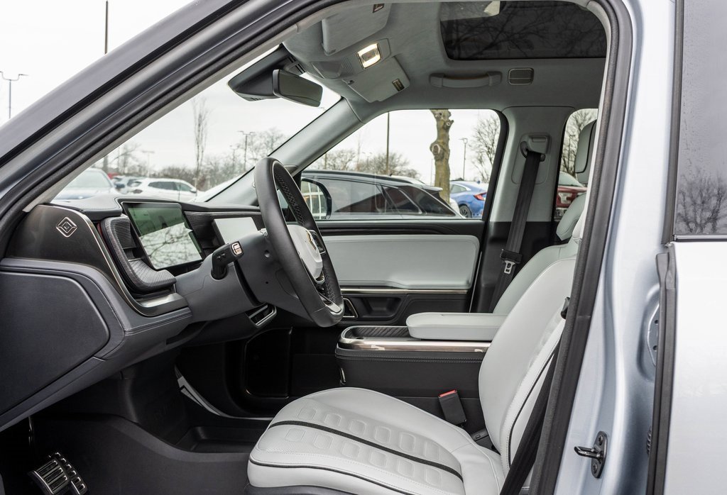 Used 2024 Rivian R1S Adventure image 30