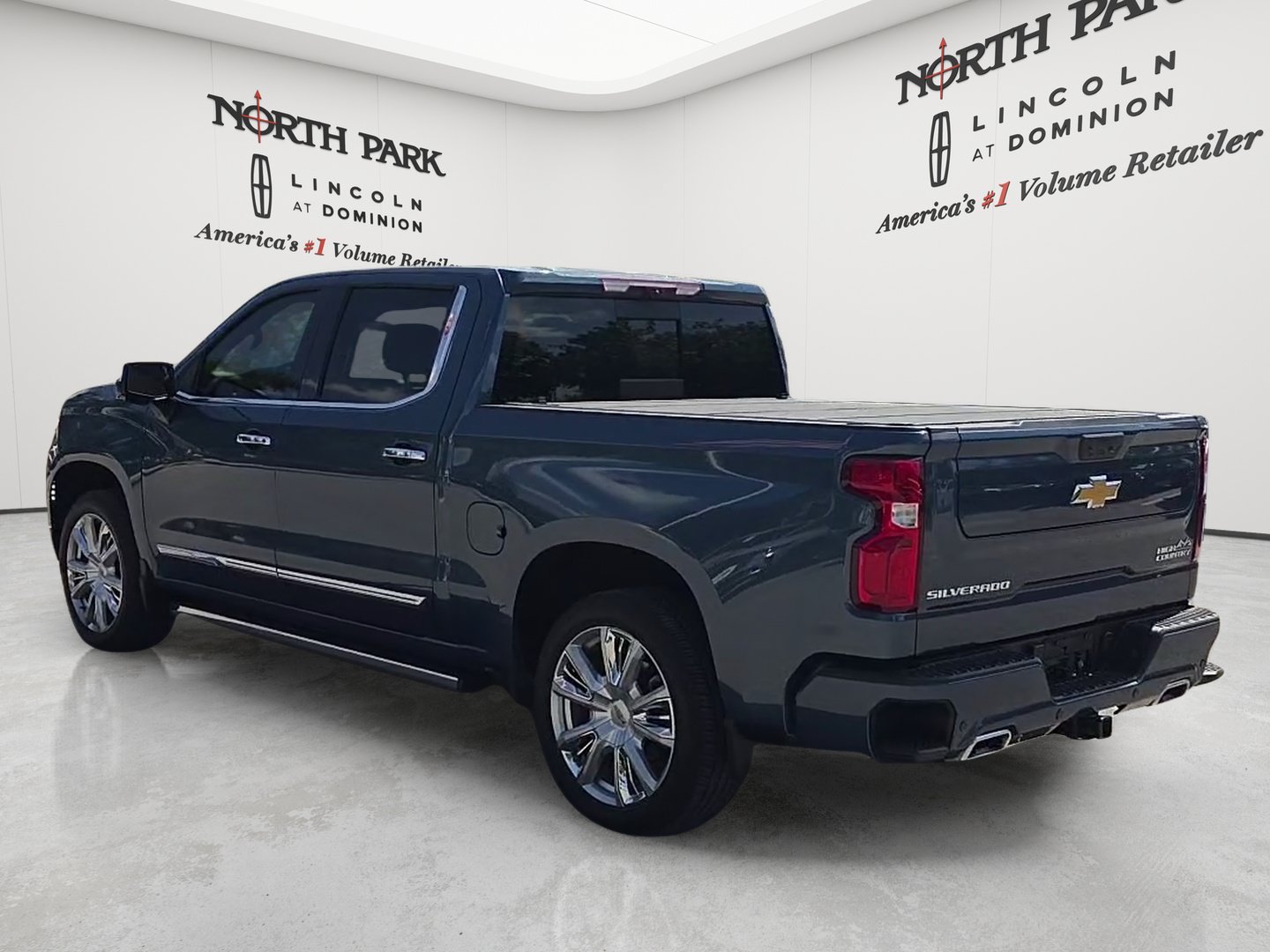 Used 2024 Chevrolet Silverado 1500 High Country AWD/4WD image 3