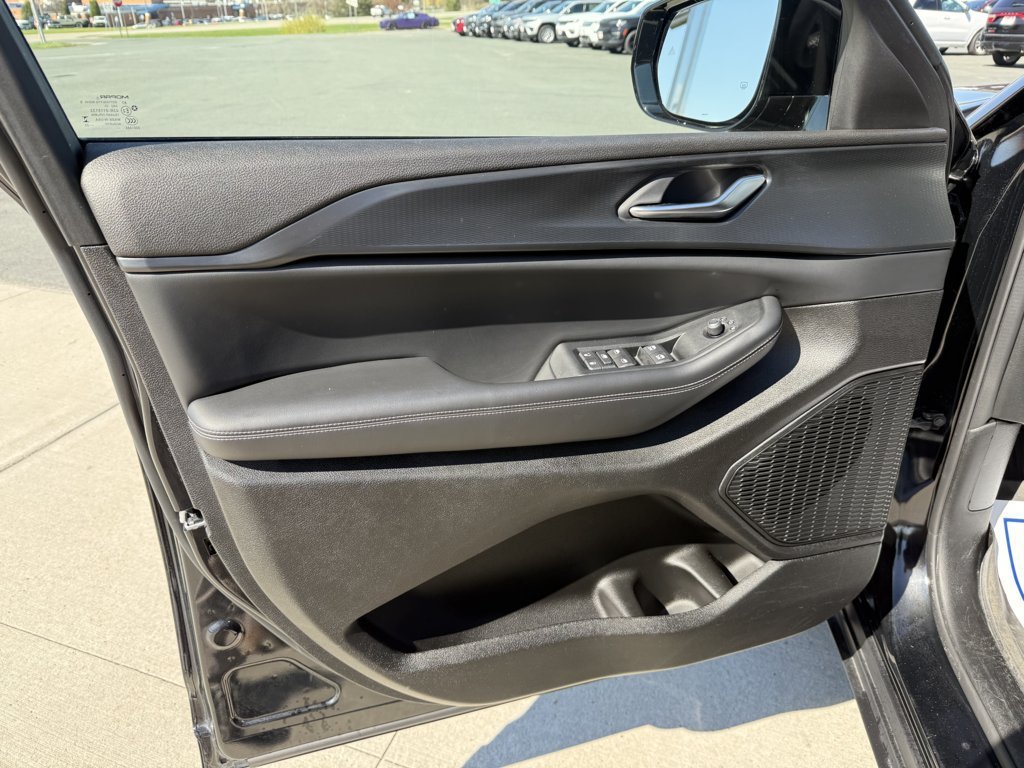 Used 2023 Jeep Grand Cherokee Altitude AWD/4WD image 18