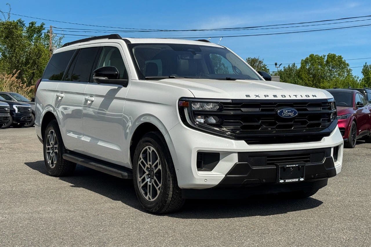 Used 2025 Ford Expedition Active AWD/4WD image 1