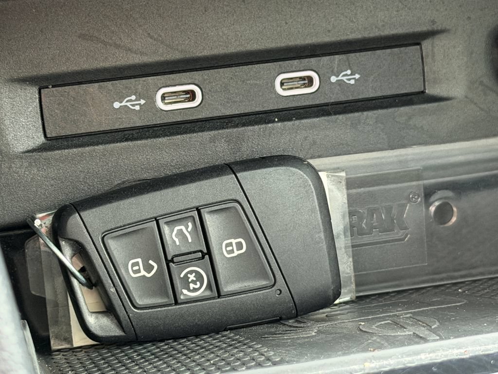 Certified 2023 Volkswagen Taos SE w/ Panoramic Sunroof Package AWD/4WD image 18