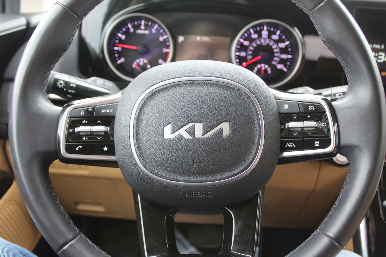 Used 2024 Kia Carnival EX image 28