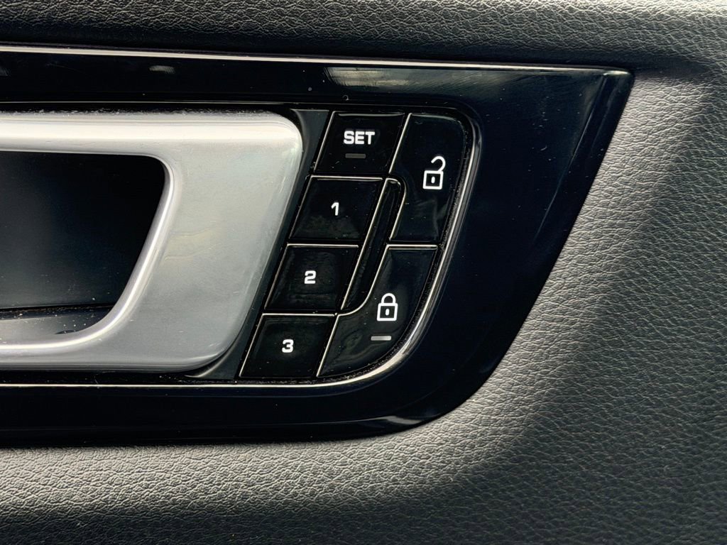 Used 2021 Porsche Cayenne image 18