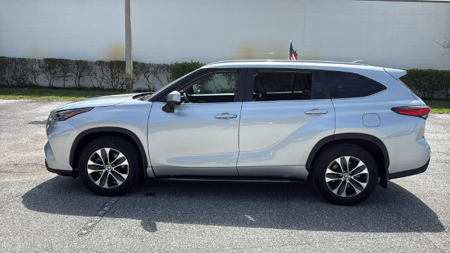 Used 2023 Toyota Highlander XLE FWD image 4
