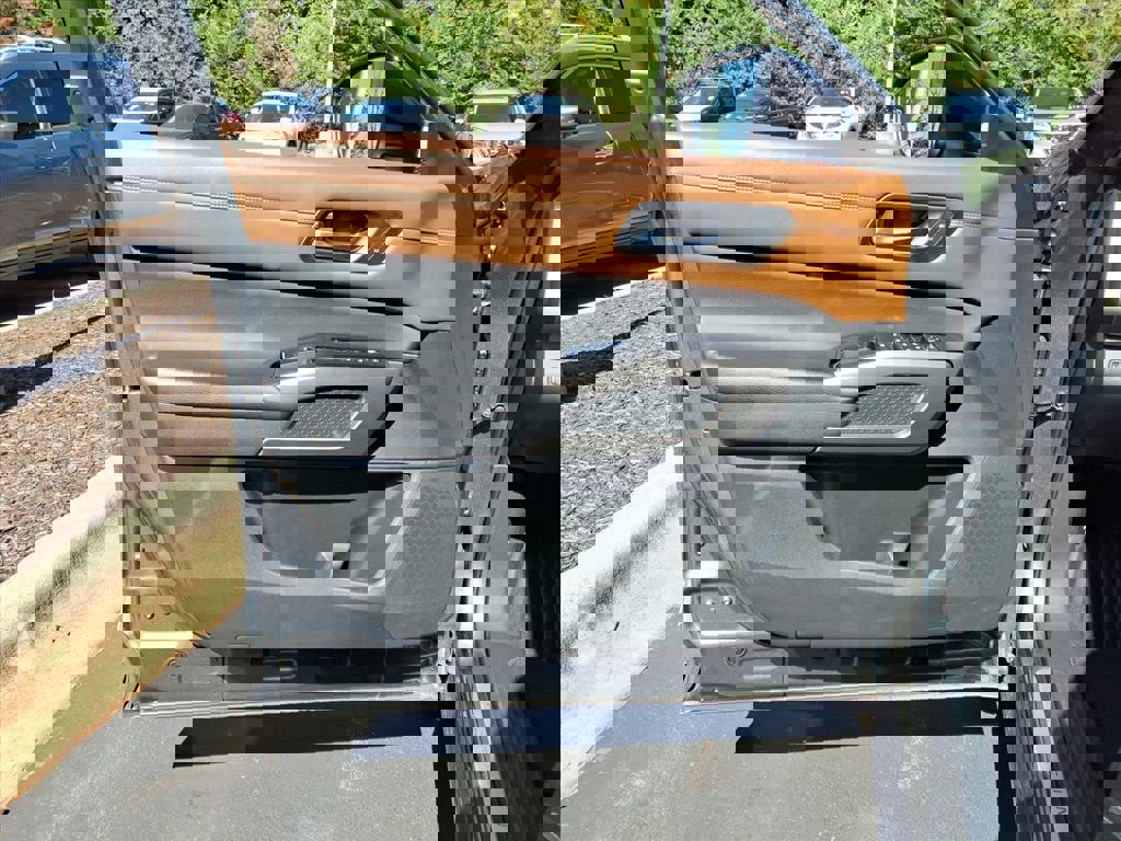 Used 2023 Nissan Pathfinder Platinum image 9