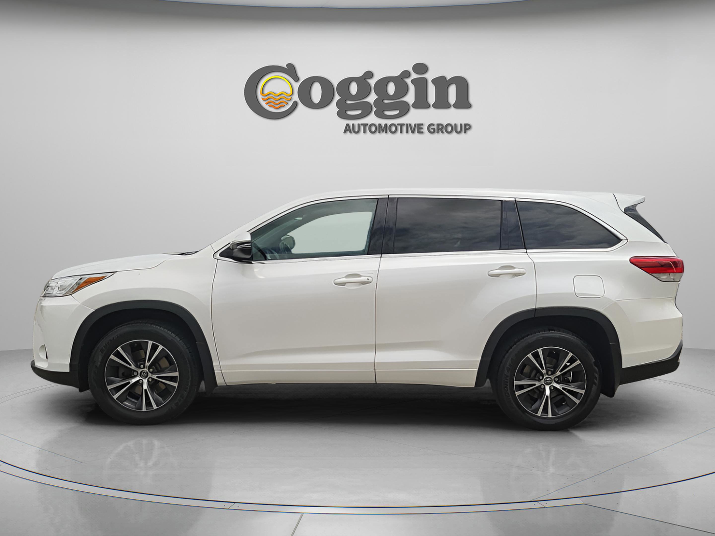Used 2018 Toyota Highlander Plus AWD/4WD image 3