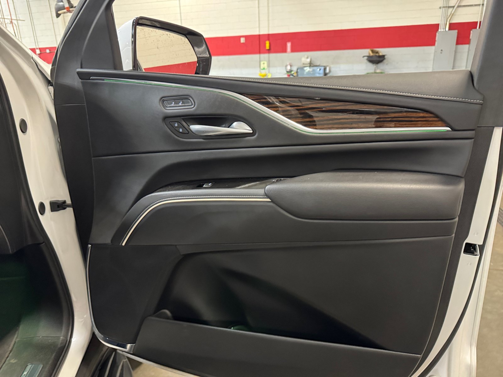 Used 2024 Cadillac Escalade Luxury AWD/4WD image 16