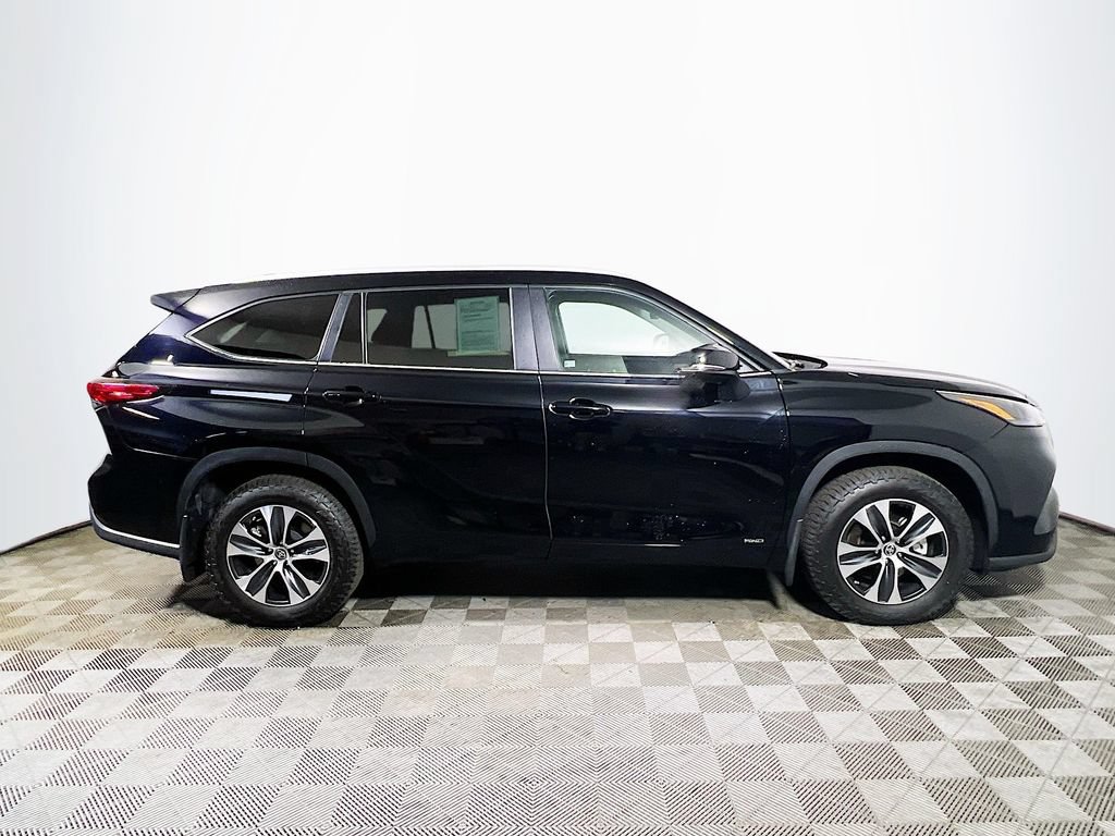 Used 2023 Toyota Highlander XLE AWD/4WD image 8