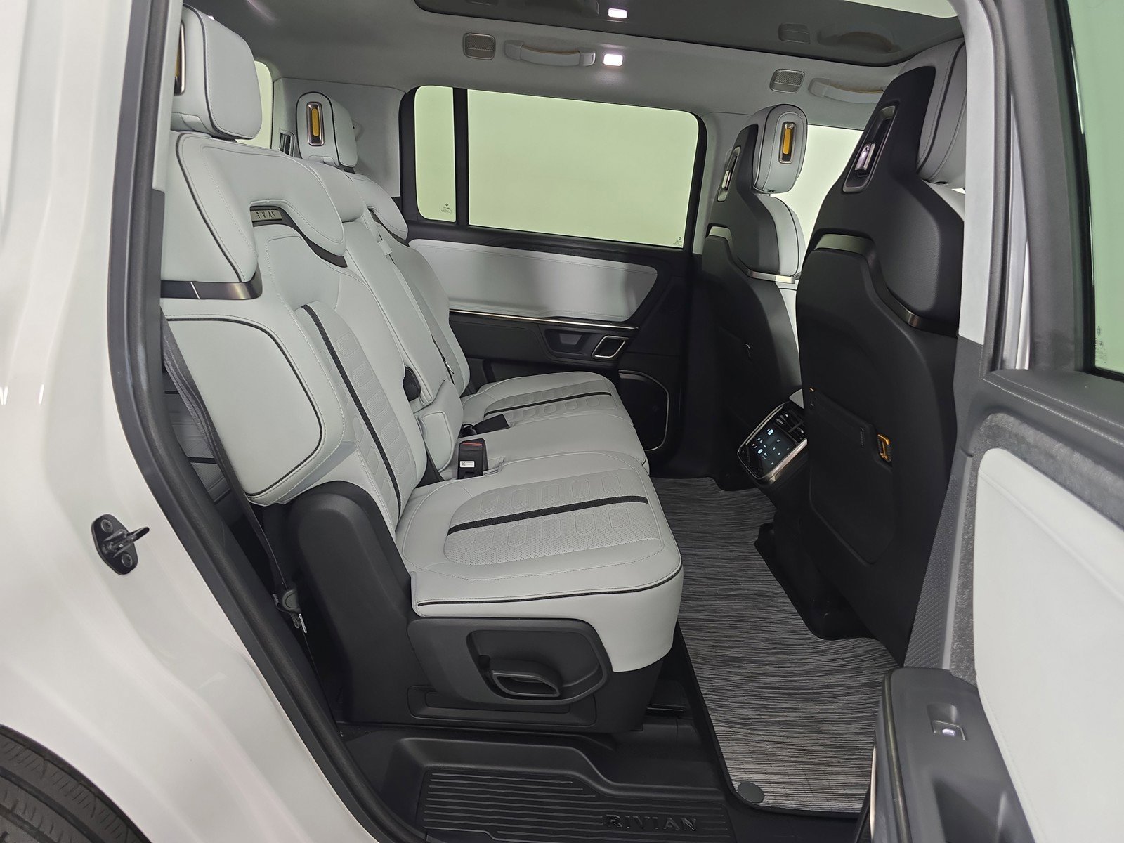 Used 2023 Rivian R1S Adventure image 23