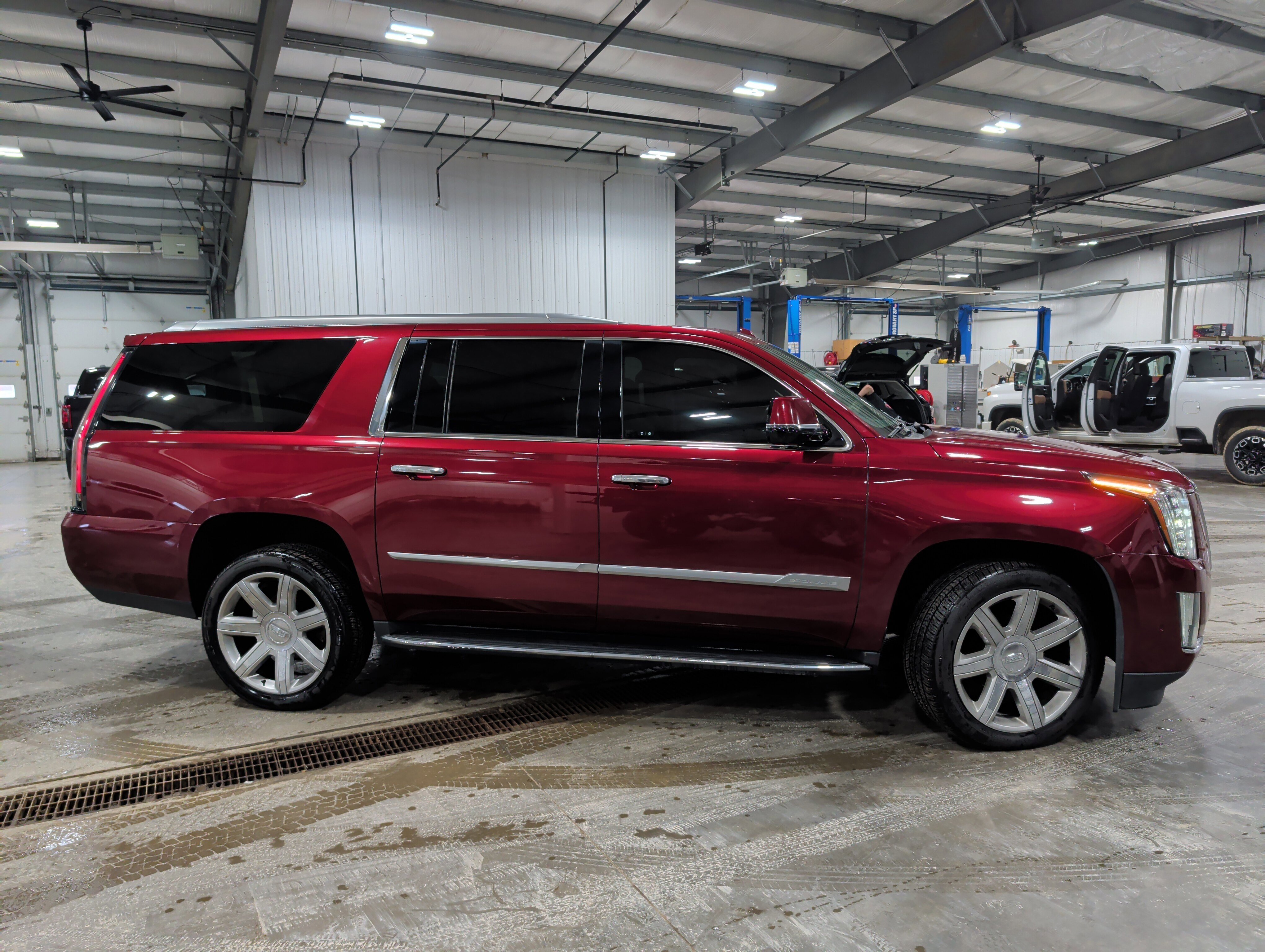 Used 2020 Cadillac Escalade ESV Luxury AWD/4WD image 2