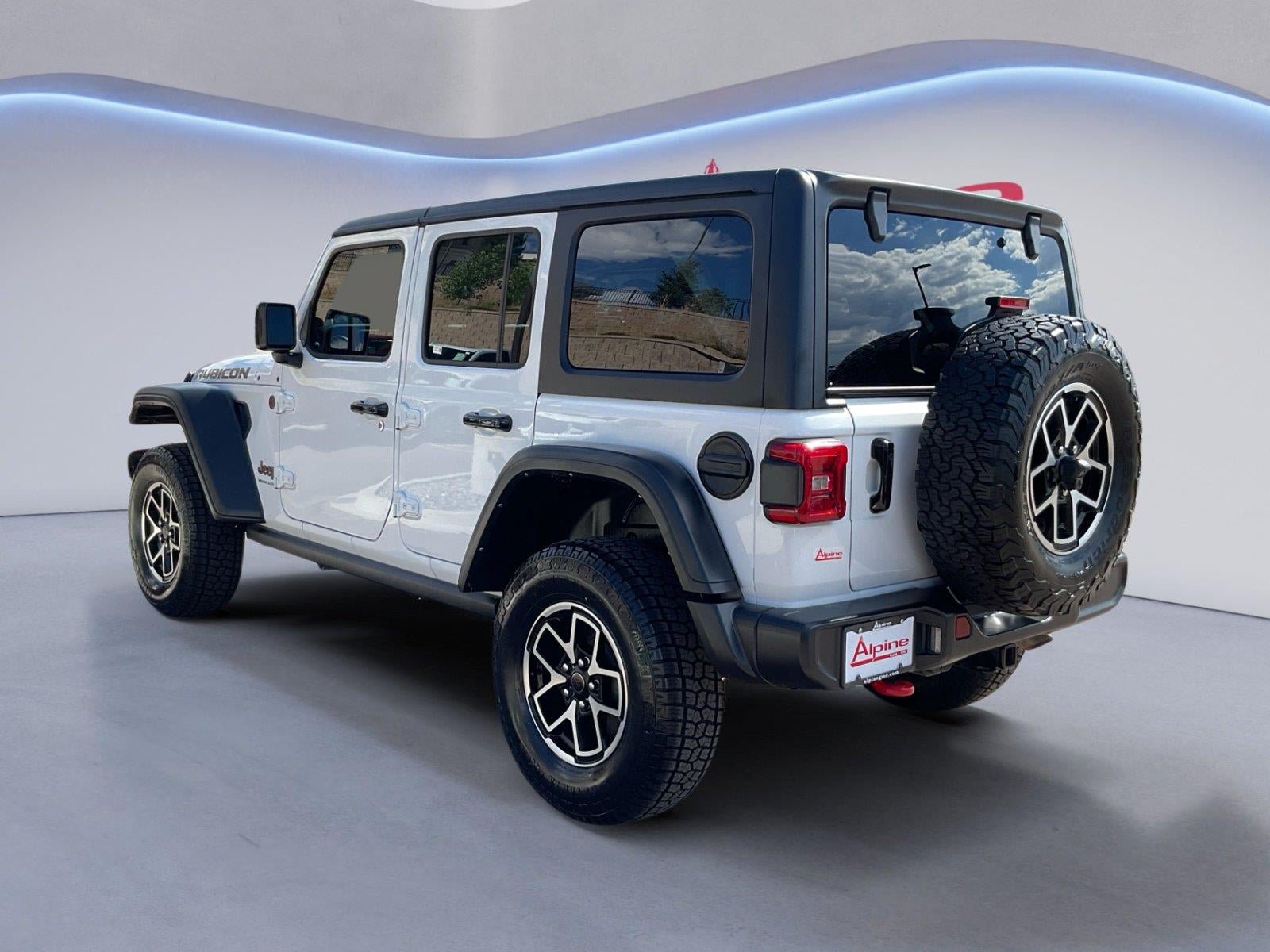 Used 2025 Jeep Wrangler Unlimited Rubicon AWD/4WD image 3