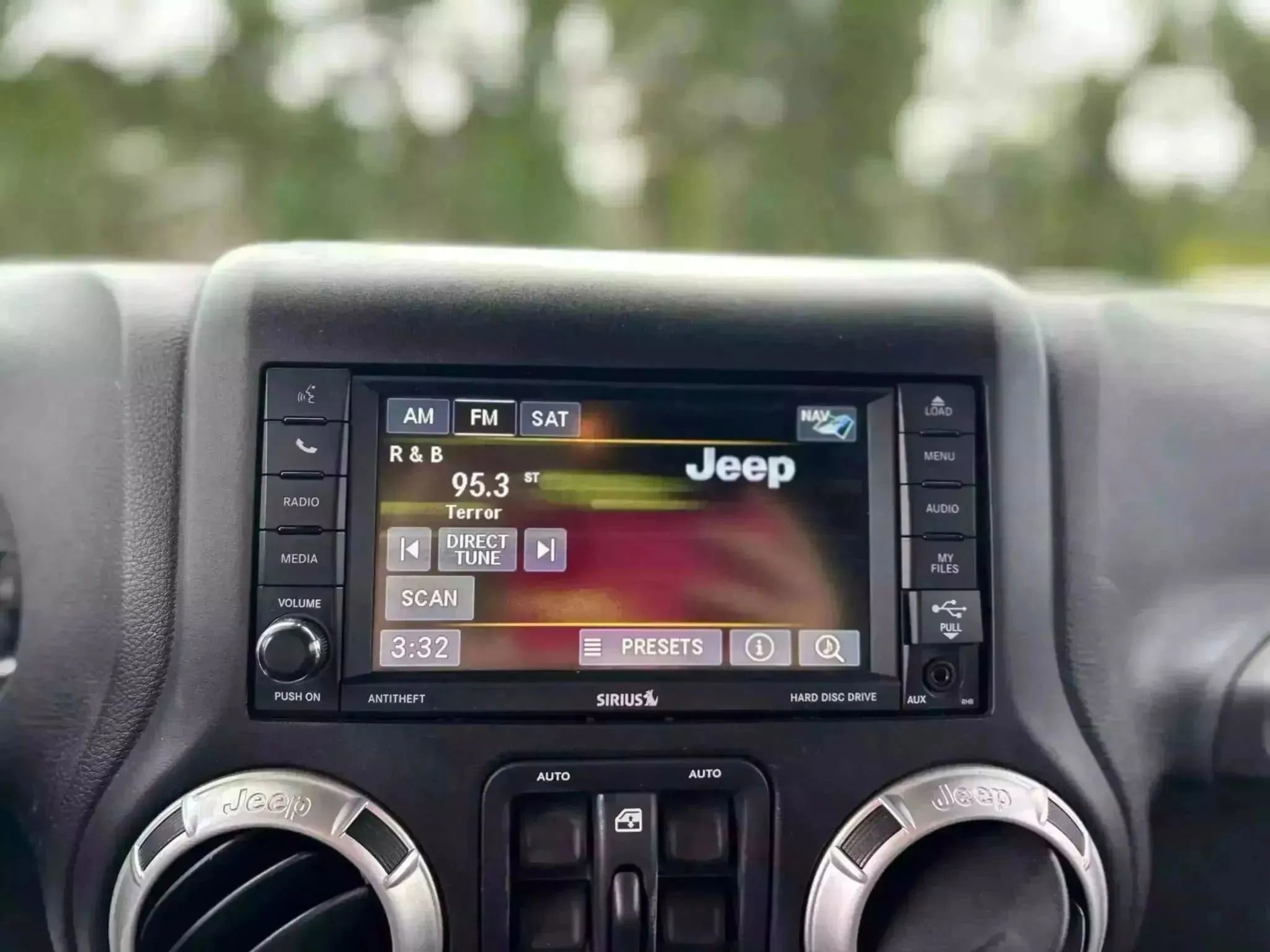 Used 2015 Jeep Wrangler Unlimited Sahara w/ Connectivity Group image 17