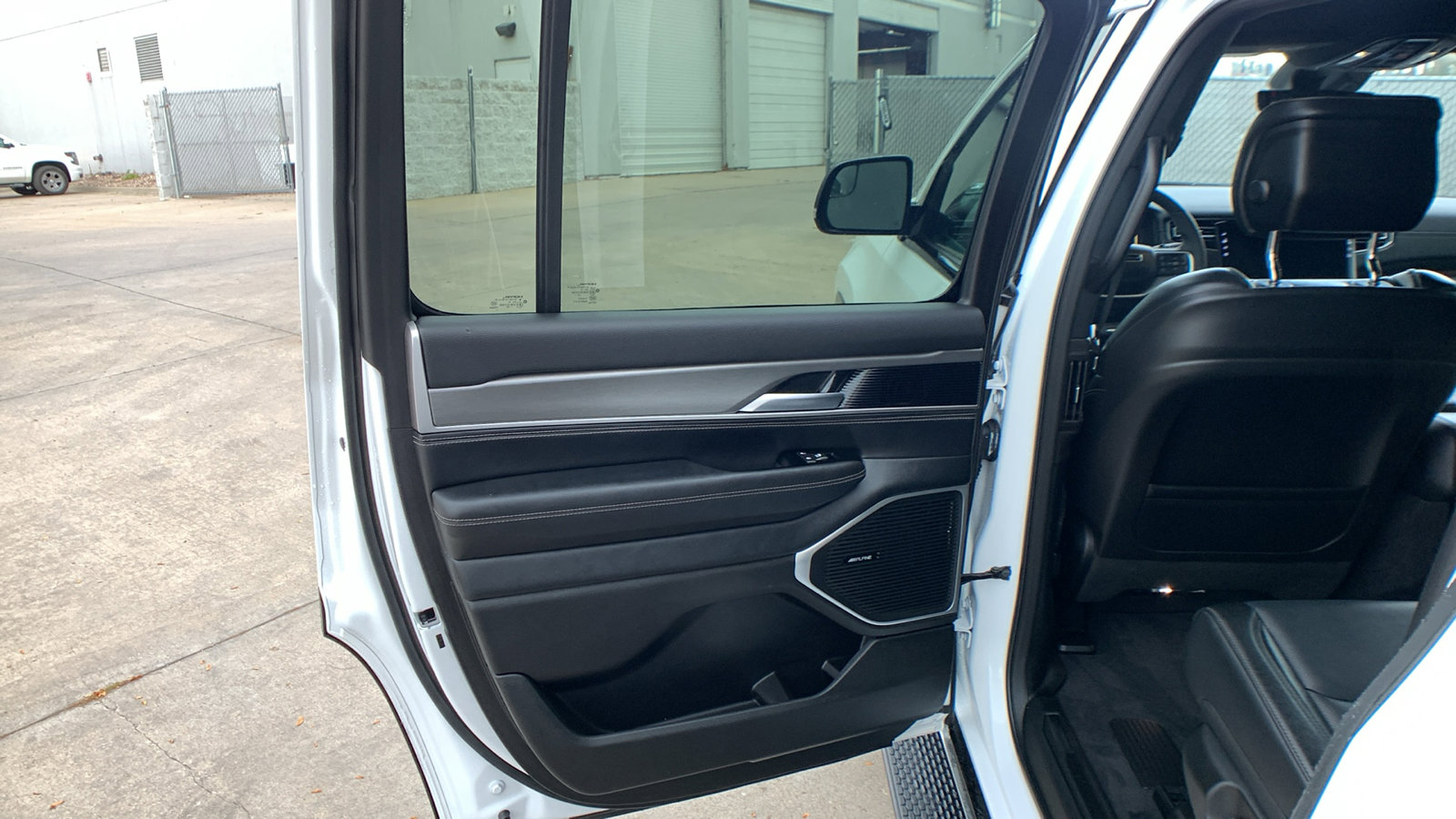 Used 2025 Jeep Wagoneer 4WD image 23