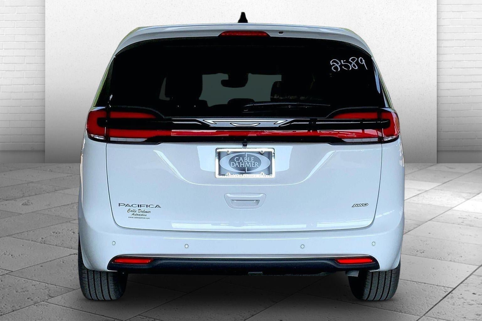 New 2027 Chrysler Pacifica Select w/ Family Tech Group AWD/4WD image 4