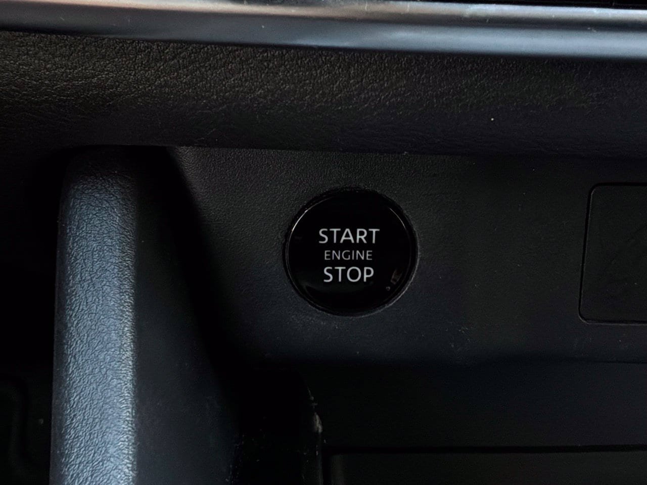 Used 2025 Nissan Rogue SV FWD image 29
