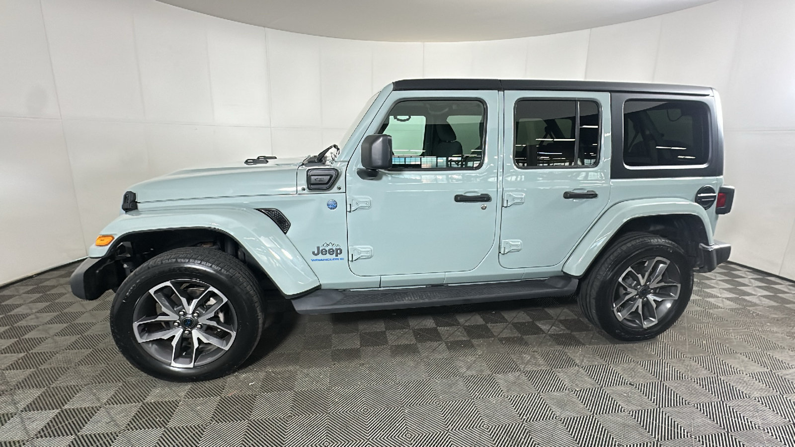 Used 2024 Jeep Wrangler Unlimited w/ Convenience Group AWD/4WD image 7