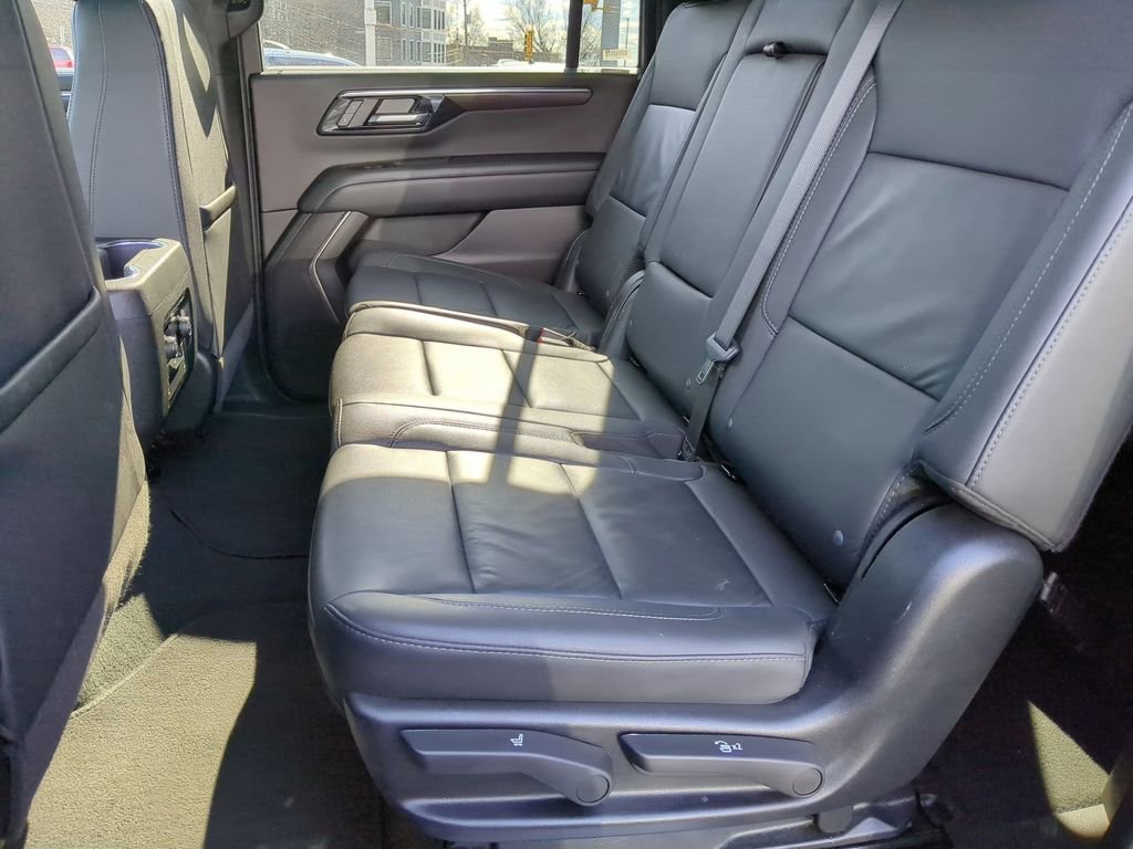 Used 2025 Chevrolet Suburban Z71 image 28