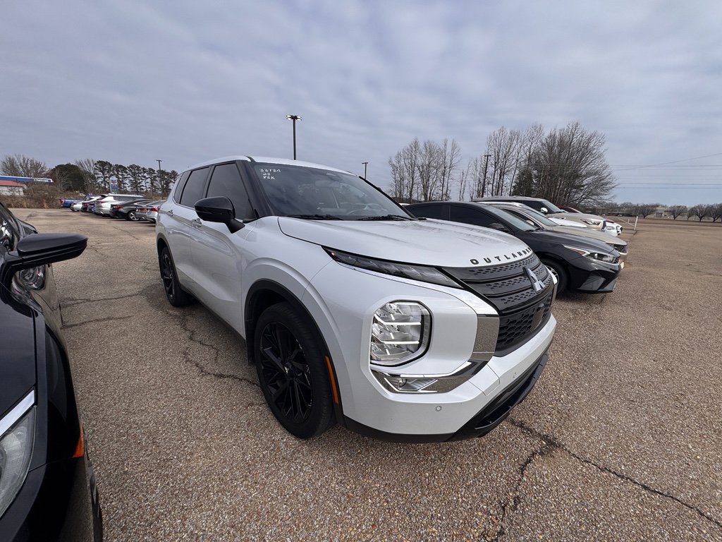 Used 2023 Mitsubishi Outlander SE Black Edition image 10
