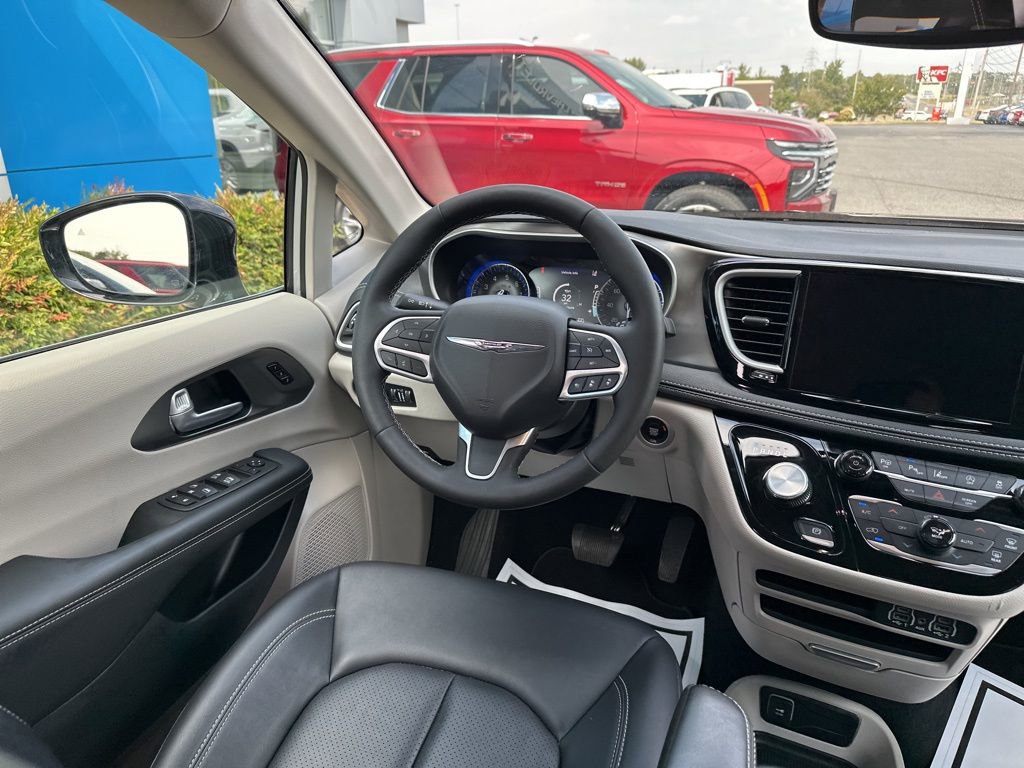 Used 2024 Chrysler Pacifica Touring-L image 13