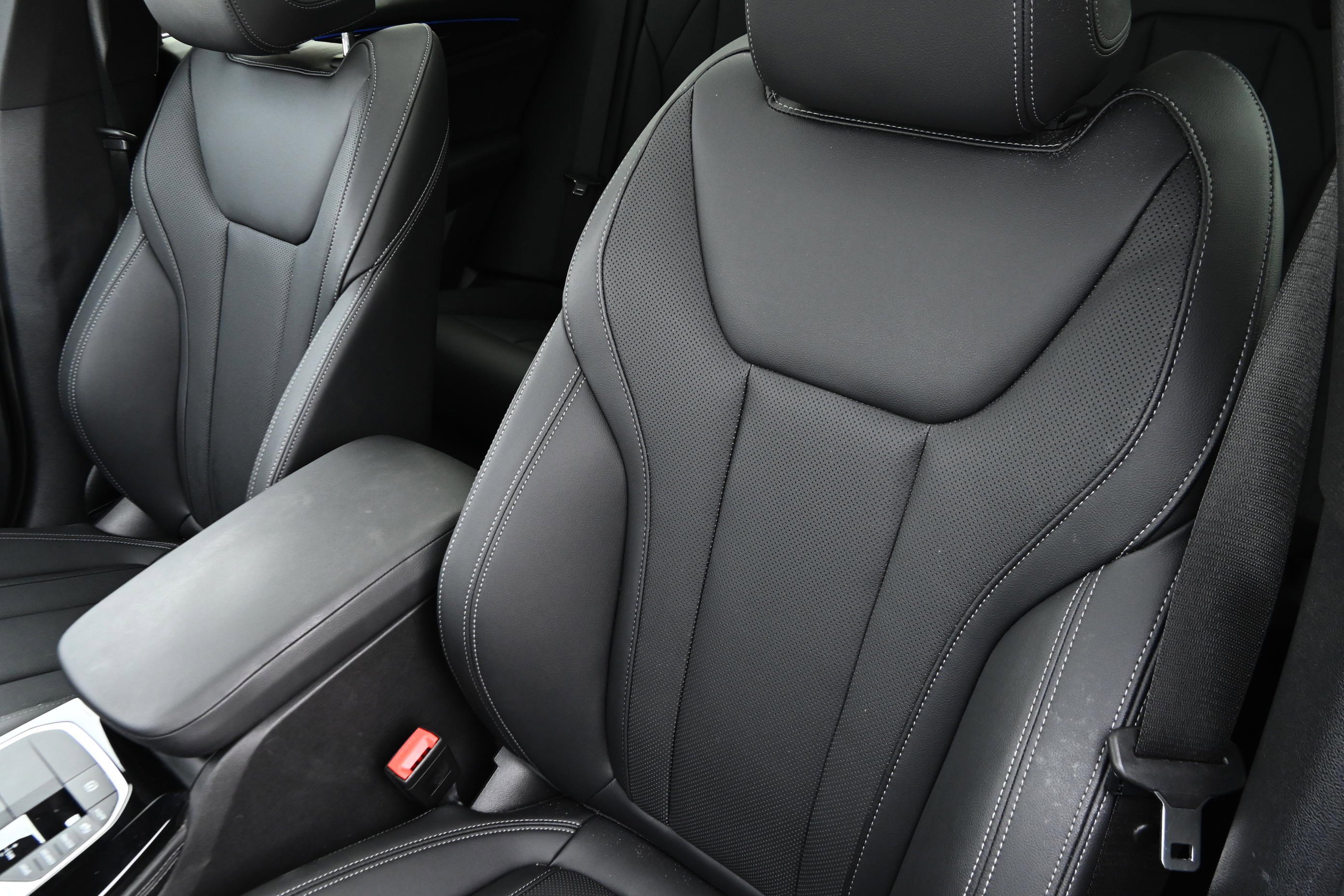 Certified 2025 BMW X4 xDrive30i image 7