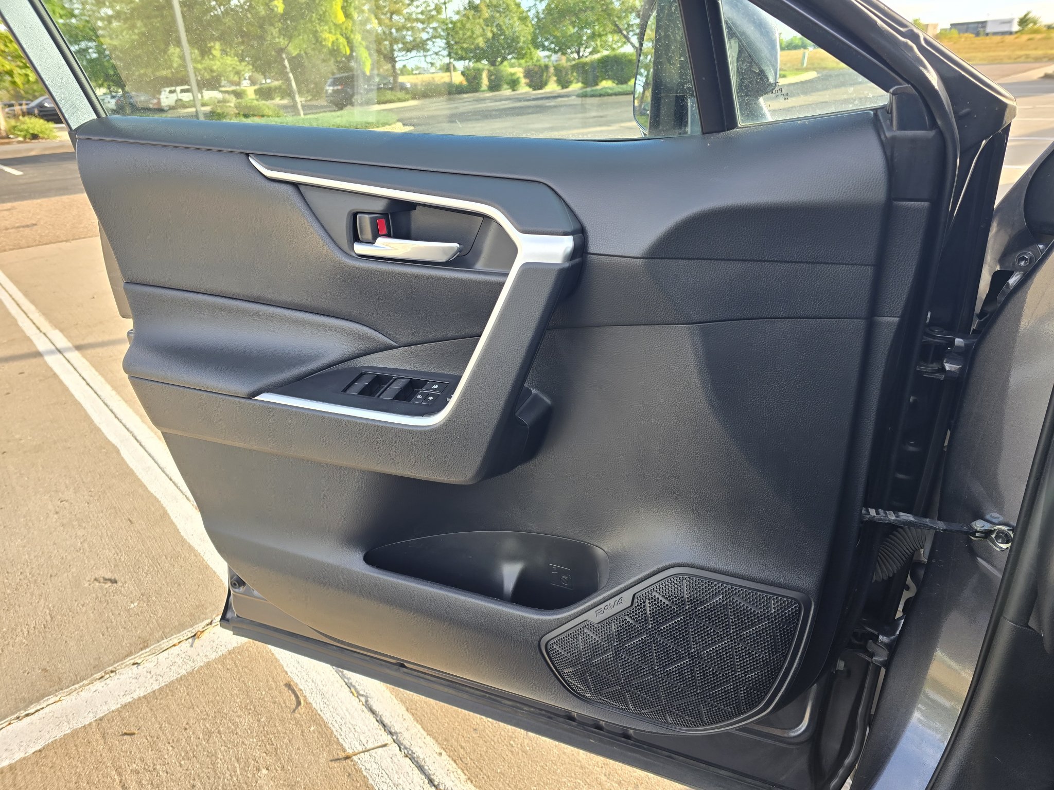 Used 2021 Toyota RAV4 XLE AWD/4WD image 17
