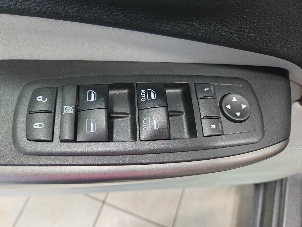 Used 2019 Jeep Cherokee Limited FWD image 30