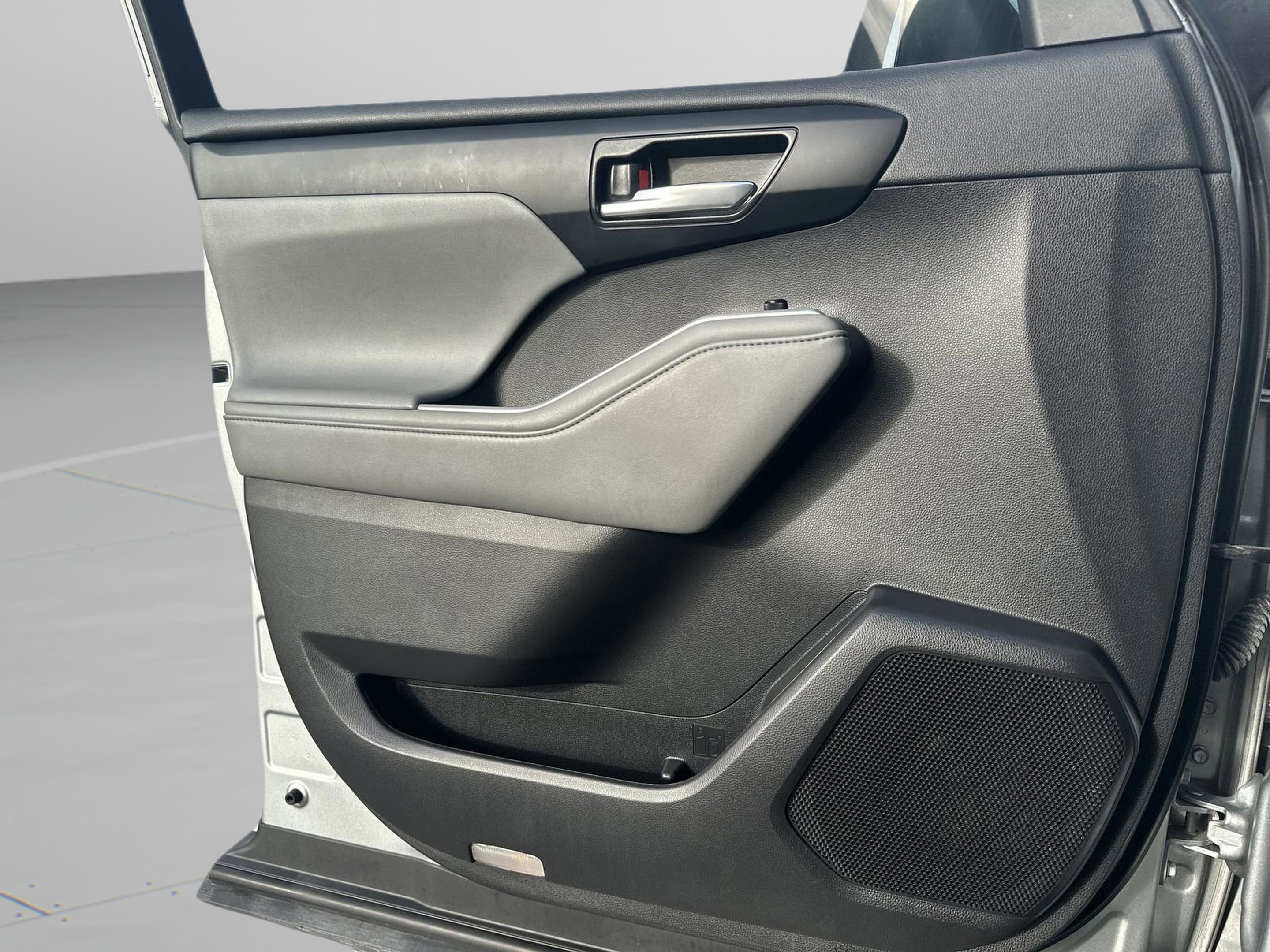 Used 2021 Toyota Highlander XLE image 28