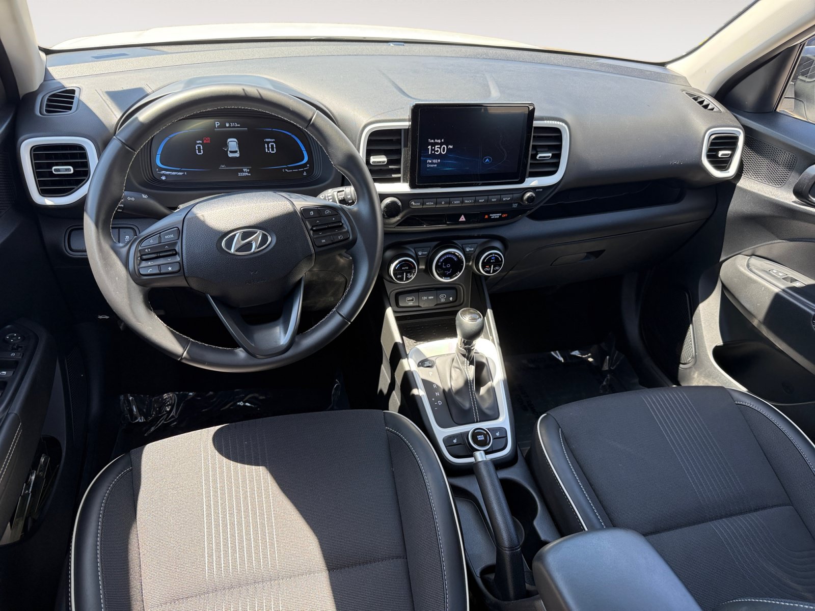 Used 2025 Hyundai Venue Limited FWD image 15