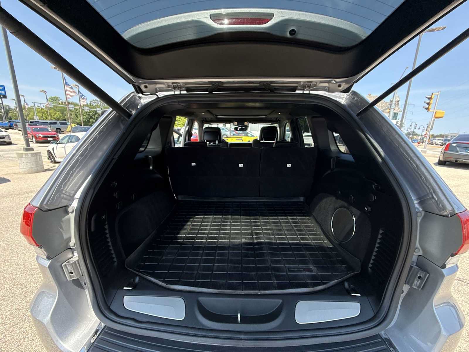 Used 2018 Jeep Grand Cherokee Overland AWD/4WD image 26