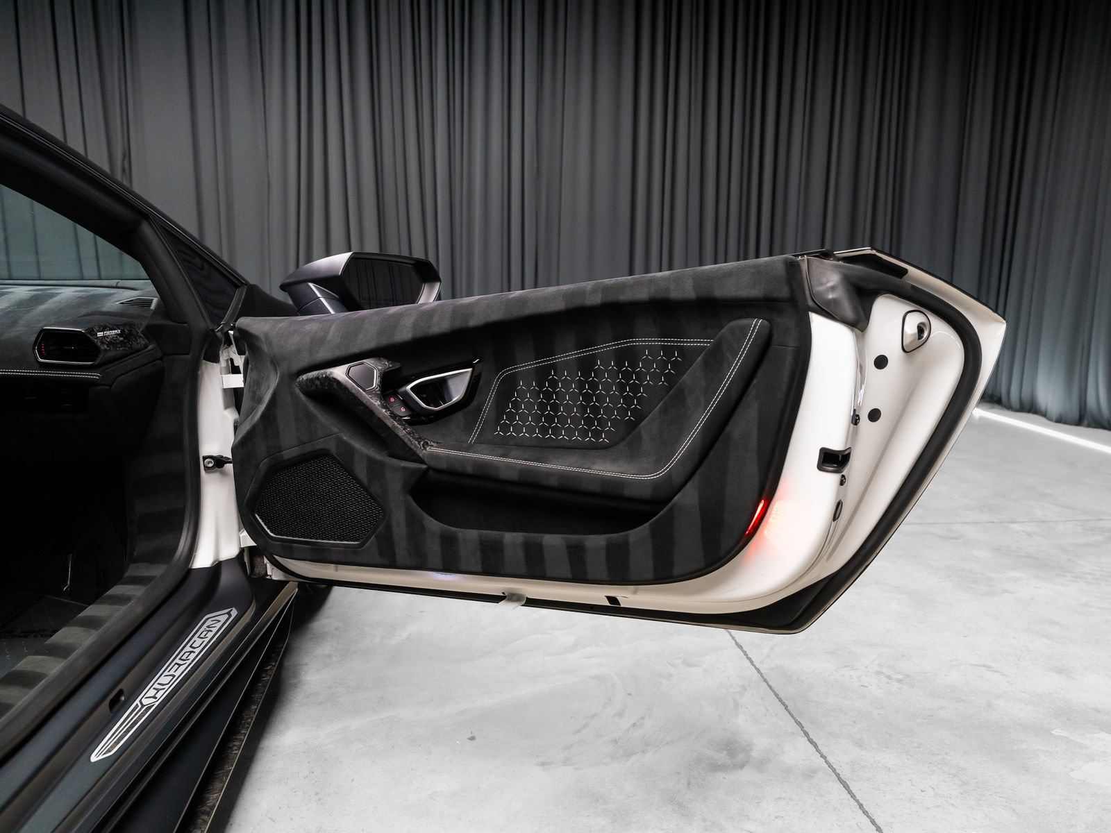 Used 2018 Lamborghini Huracan Performante AWD/4WD image 73
