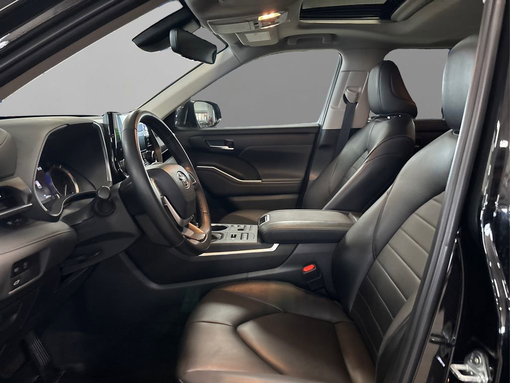 Used 2023 Toyota Highlander XLE image 9