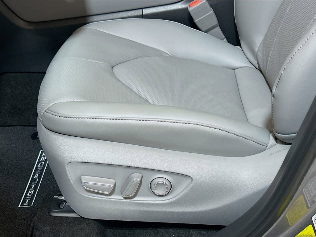 New 2026 Toyota Highlander Limited AWD/4WD image 17