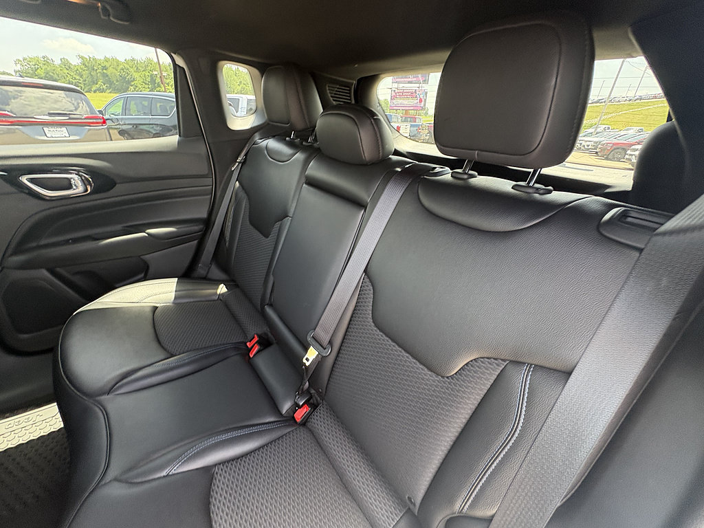 Used 2025 Jeep Compass Latitude w/ Convenience Group AWD/4WD image 20