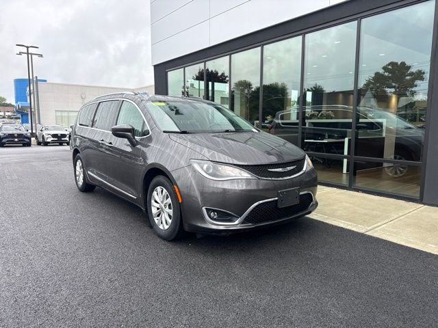 Used 2019 Chrysler Pacifica Touring-L FWD image 1