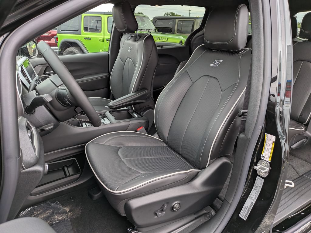 New 2027 Chrysler Pacifica Limited AWD/4WD image 8