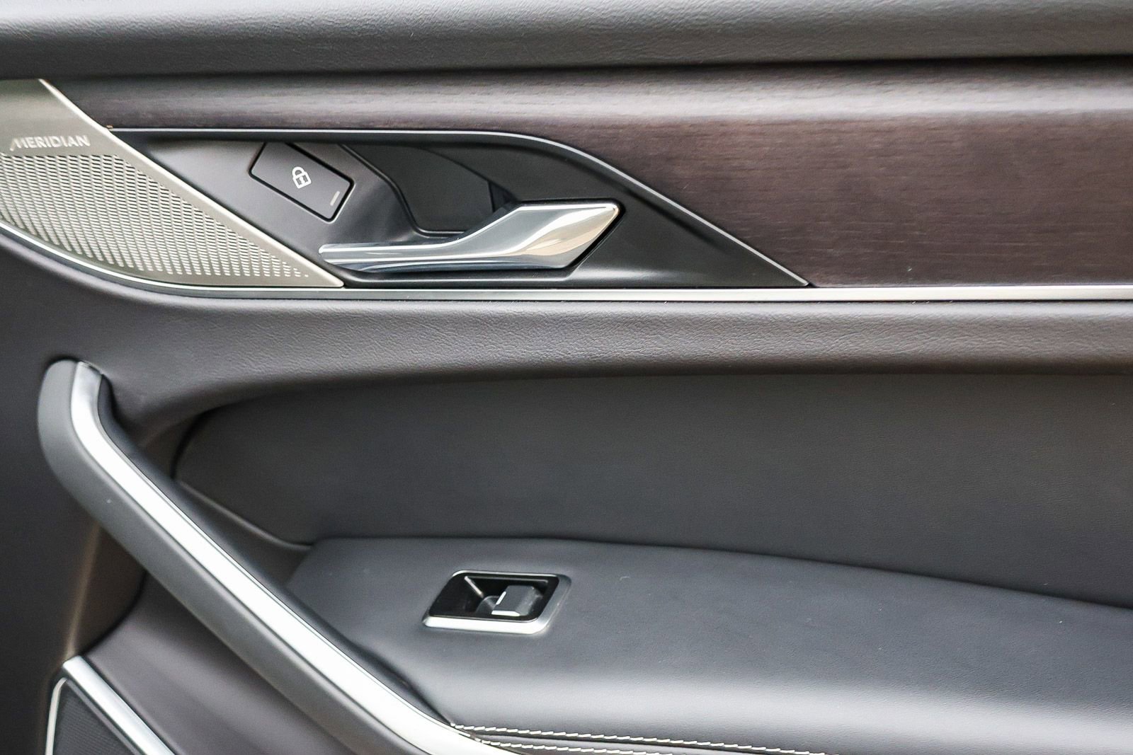 Used 2025 Jaguar F-PACE R-Dynamic S image 18